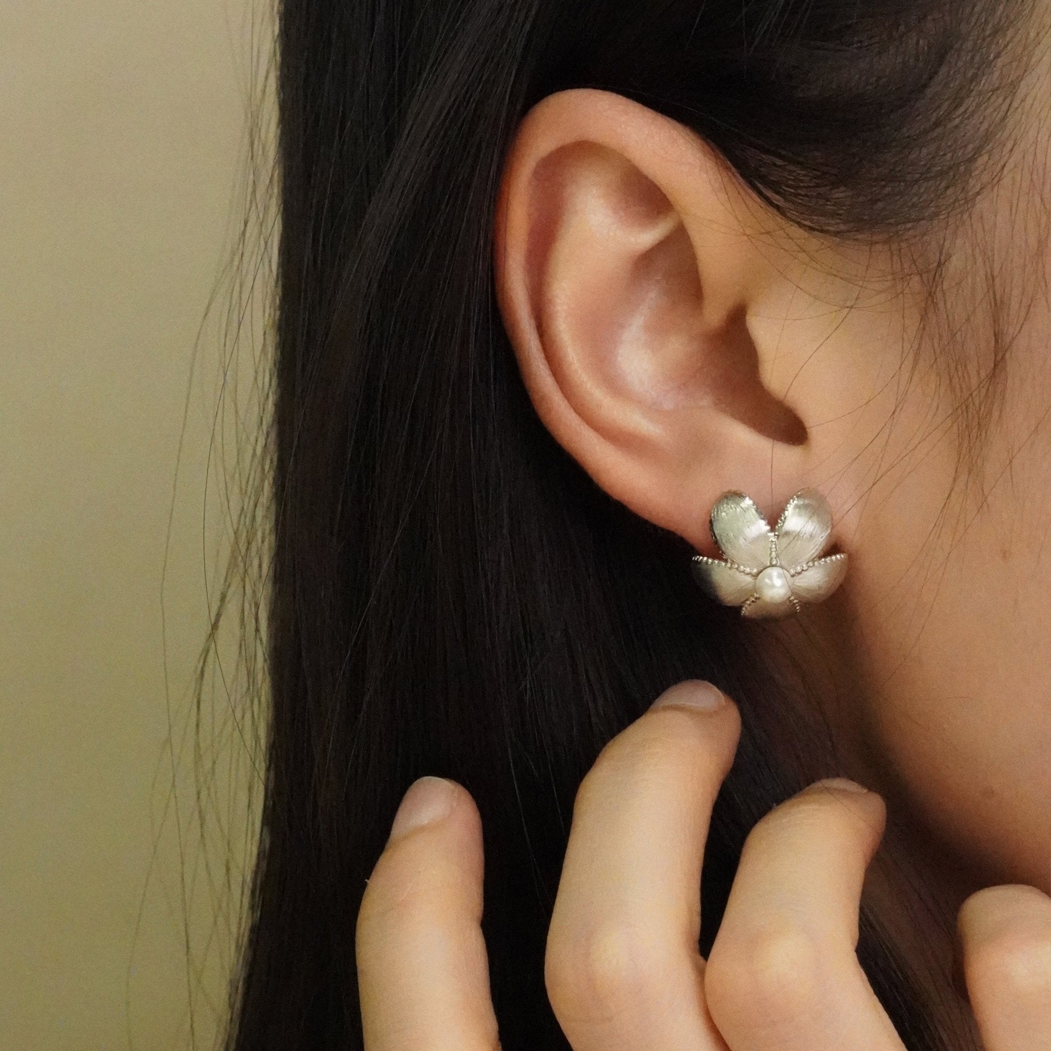 ToneTale Flower Rain Star Flower Large Earrings in White Gold | MADAX