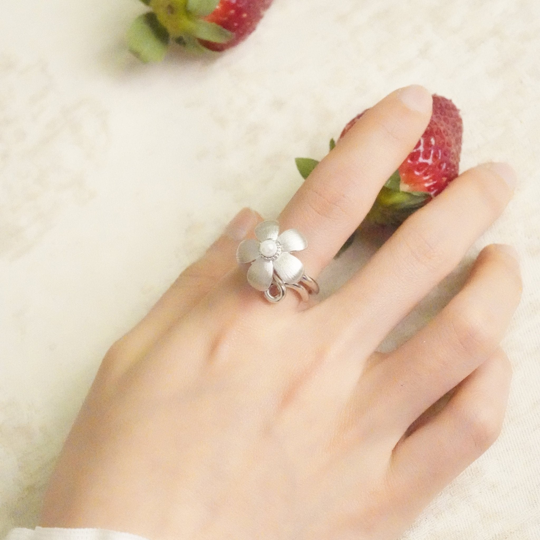 ToneTale Flower Rain Star Flower Ring in White Gold | MADAX