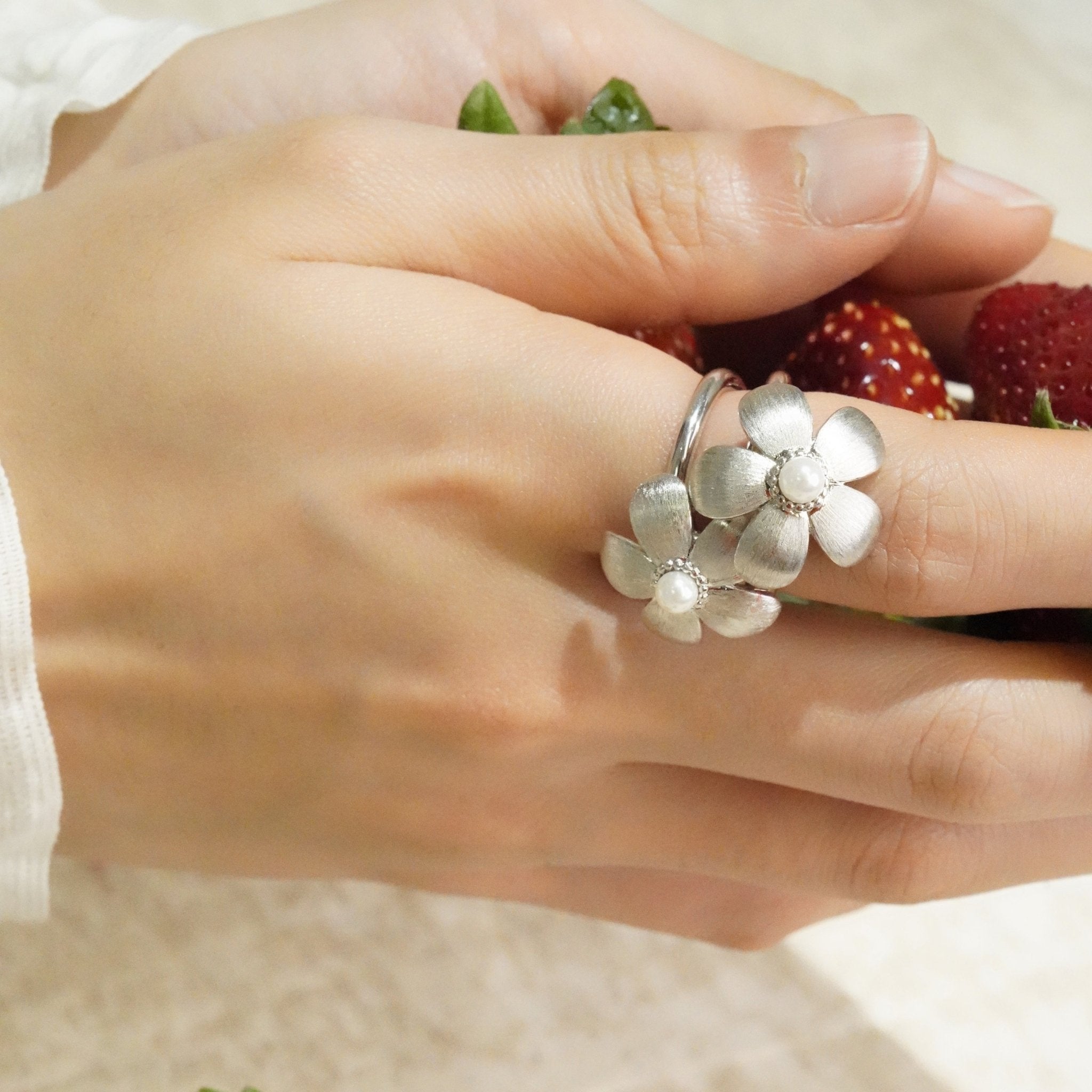 ToneTale Flower Rain Star Flower Ring in White Gold | MADAX
