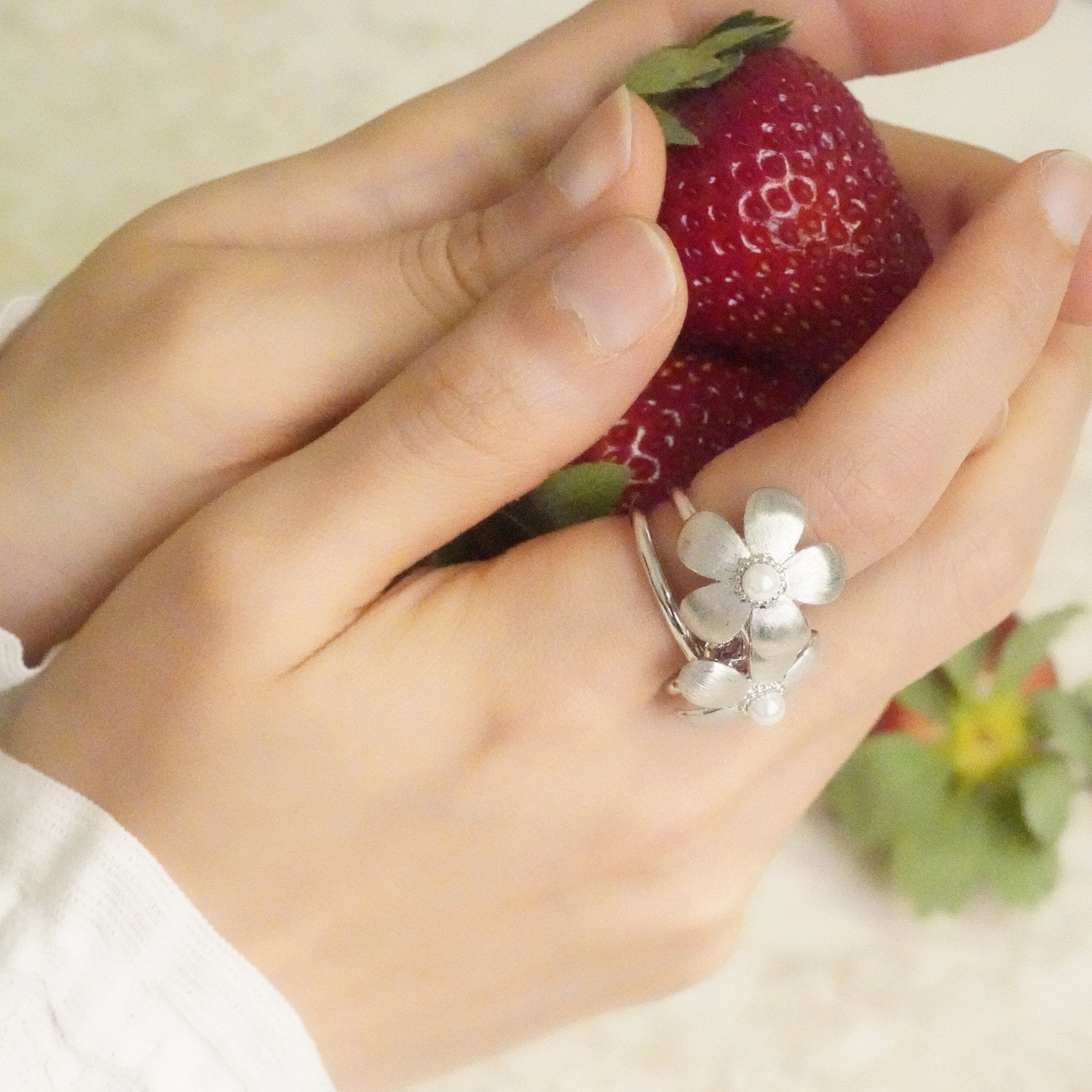 ToneTale Flower Rain Star Flower Ring in White Gold | MADAX