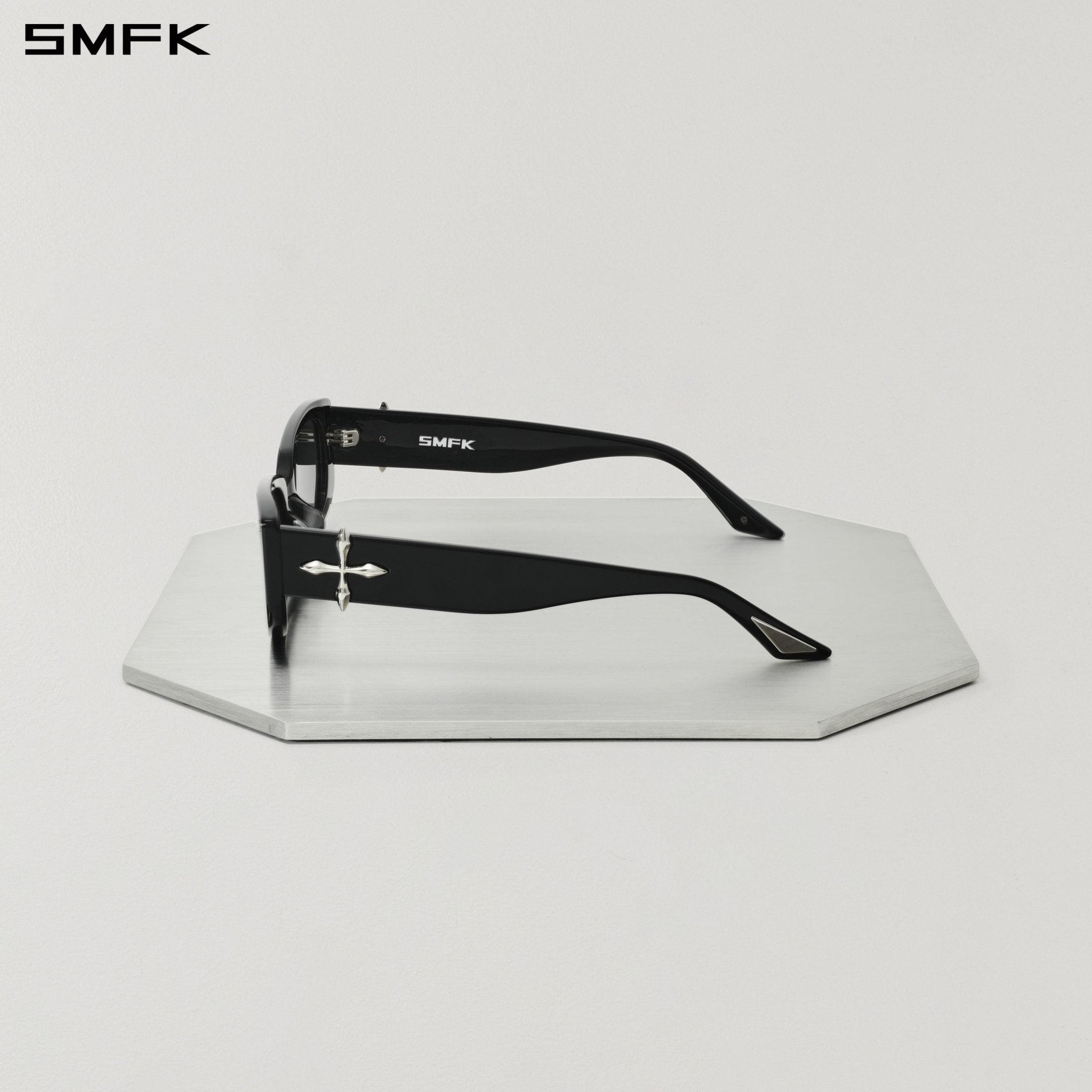 SMFK Future Trajectory Alien Sunglasses in Black | MADAX