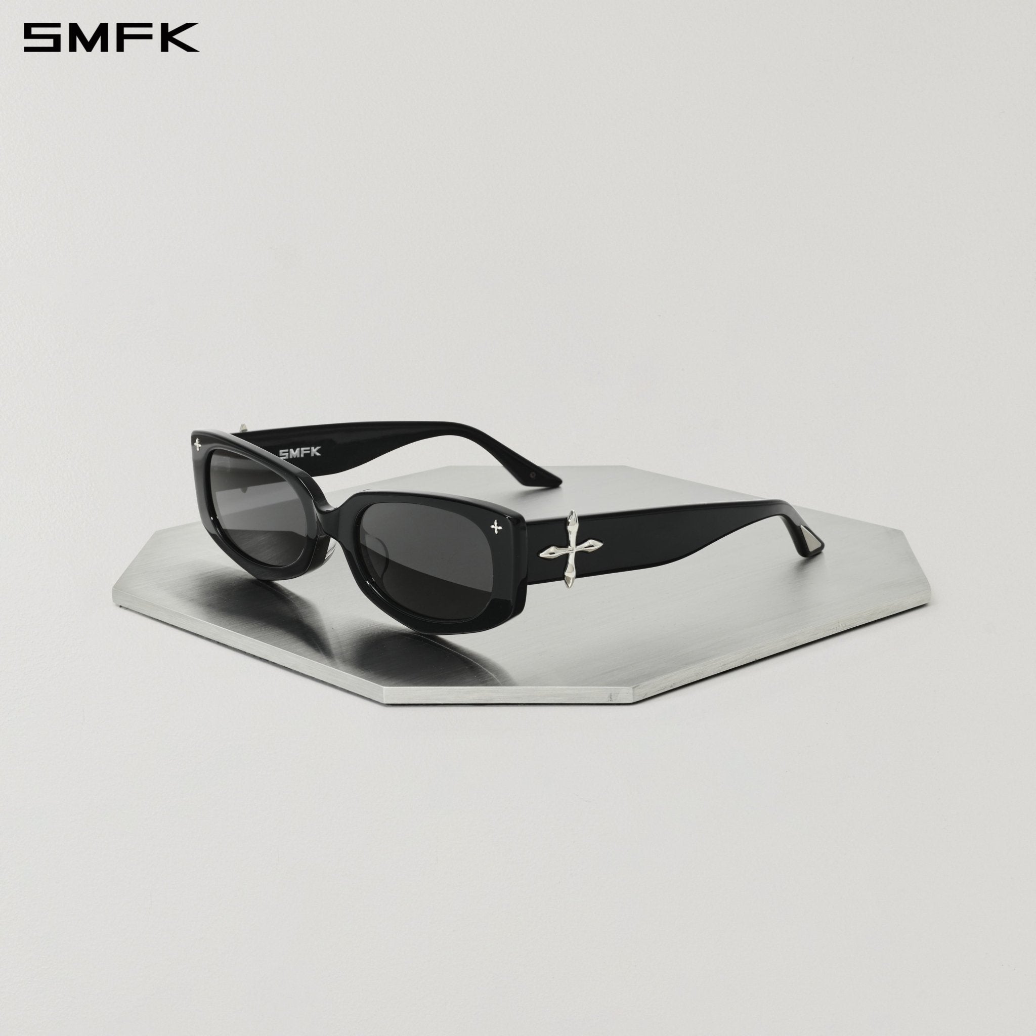 SMFK Future Trajectory Alien Sunglasses in Black | MADAX