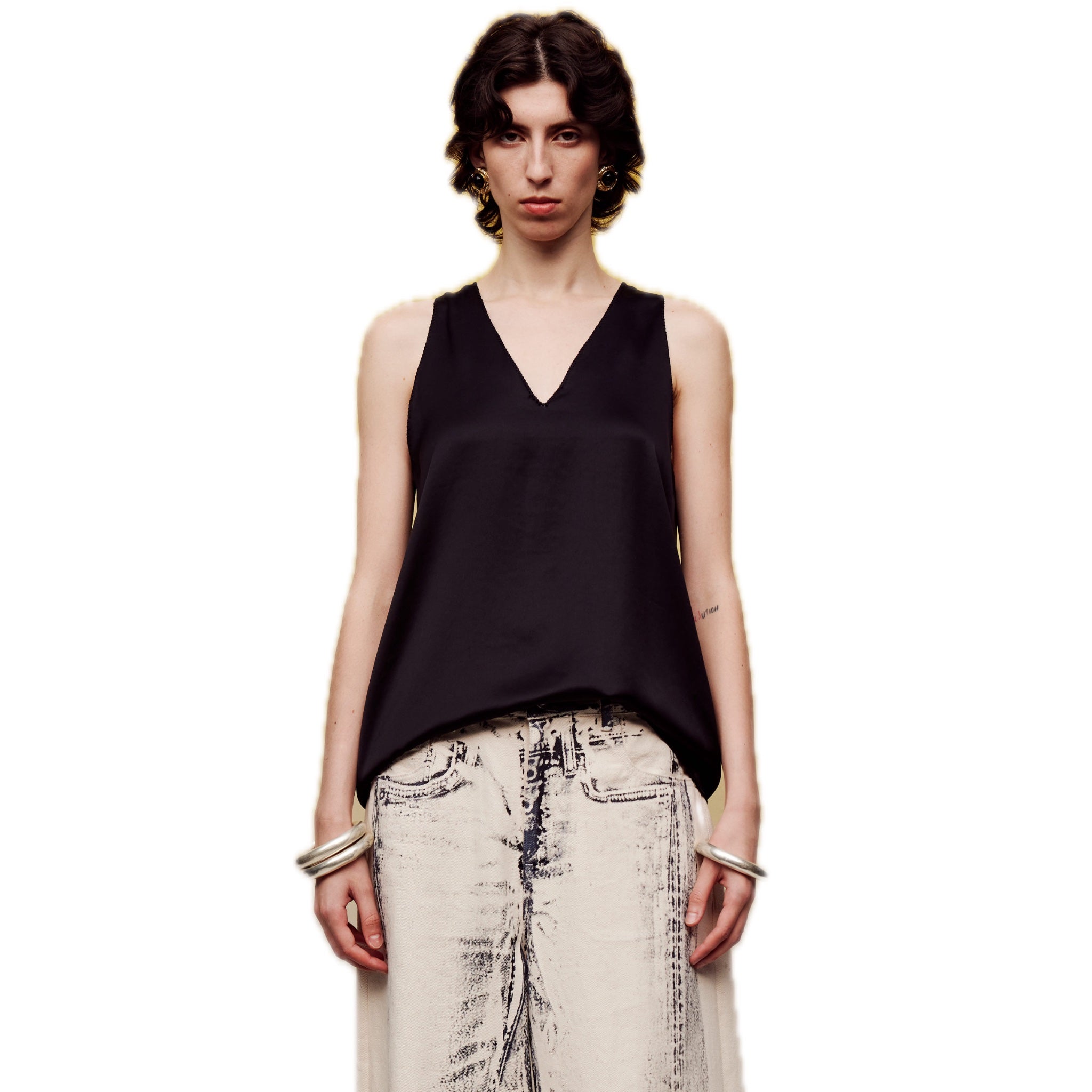 ilEWUOY Handmade Floral Stitched V-neck Vest in Black | MADA IN CHINA