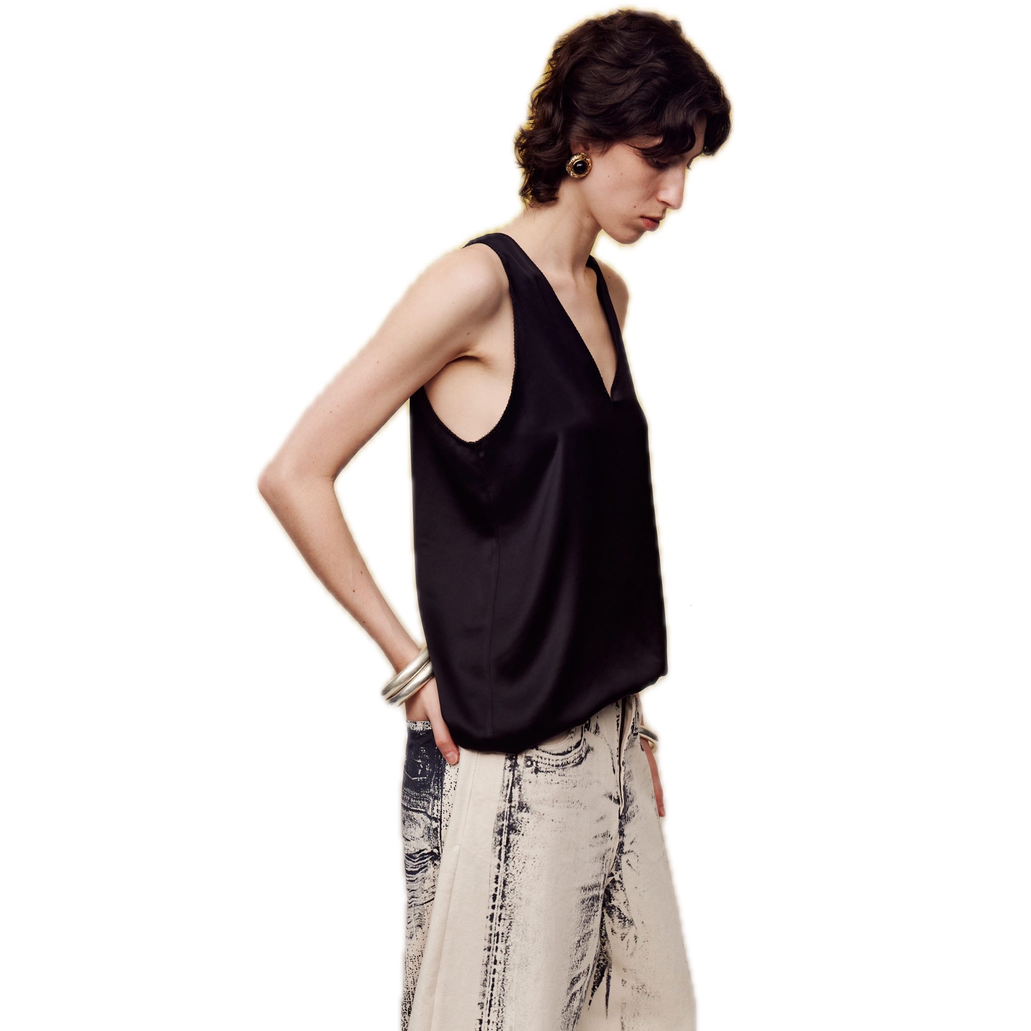 ilEWUOY Handmade Floral Stitched V-neck Vest in Black | MADA IN CHINA