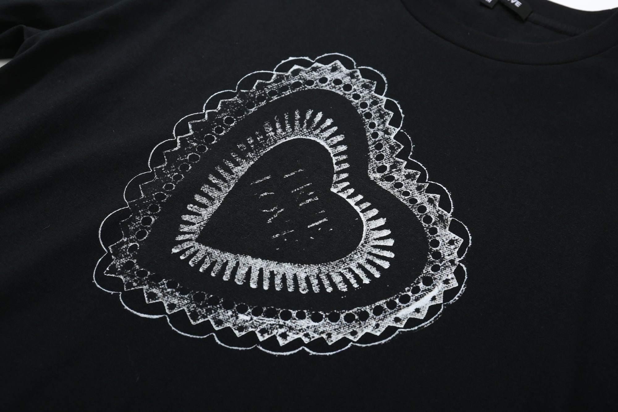 SOMESOWE Heart-shaped T-shirt In Black | MADA IN CHINA