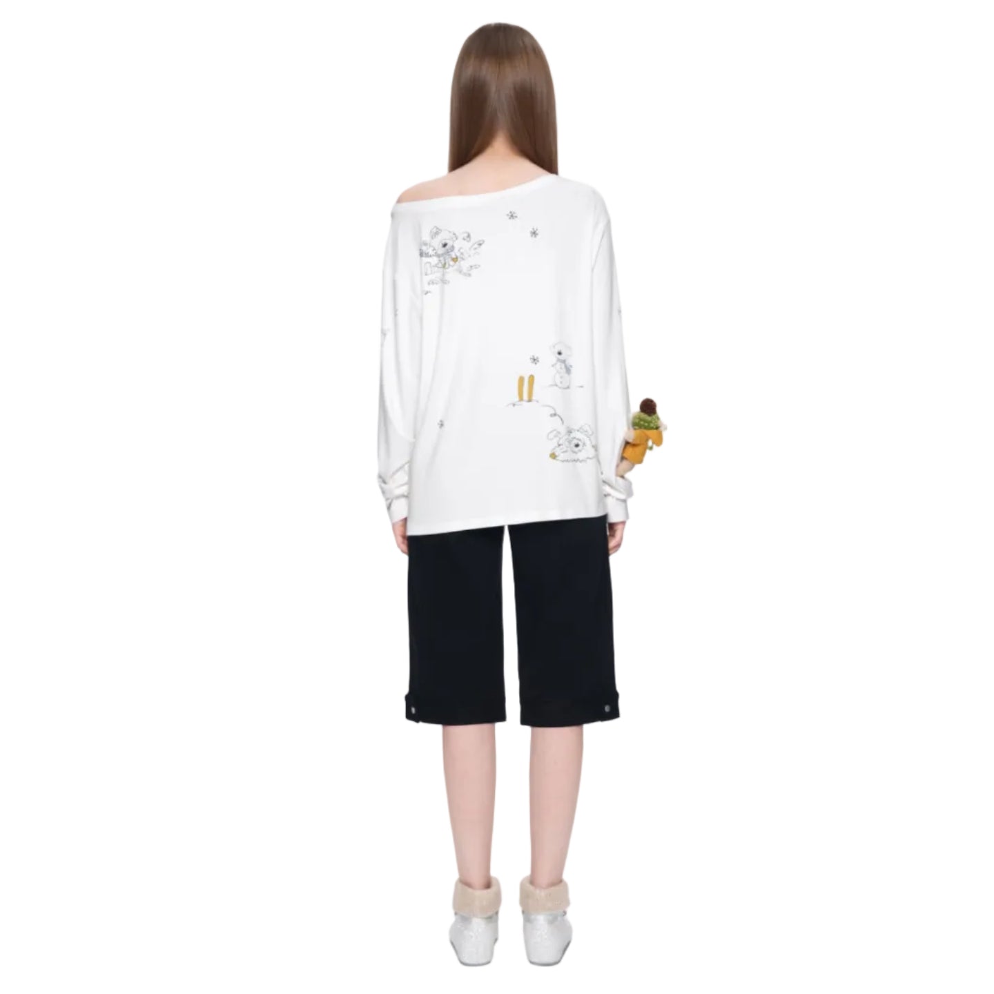 白のオフショルダーTシャツ