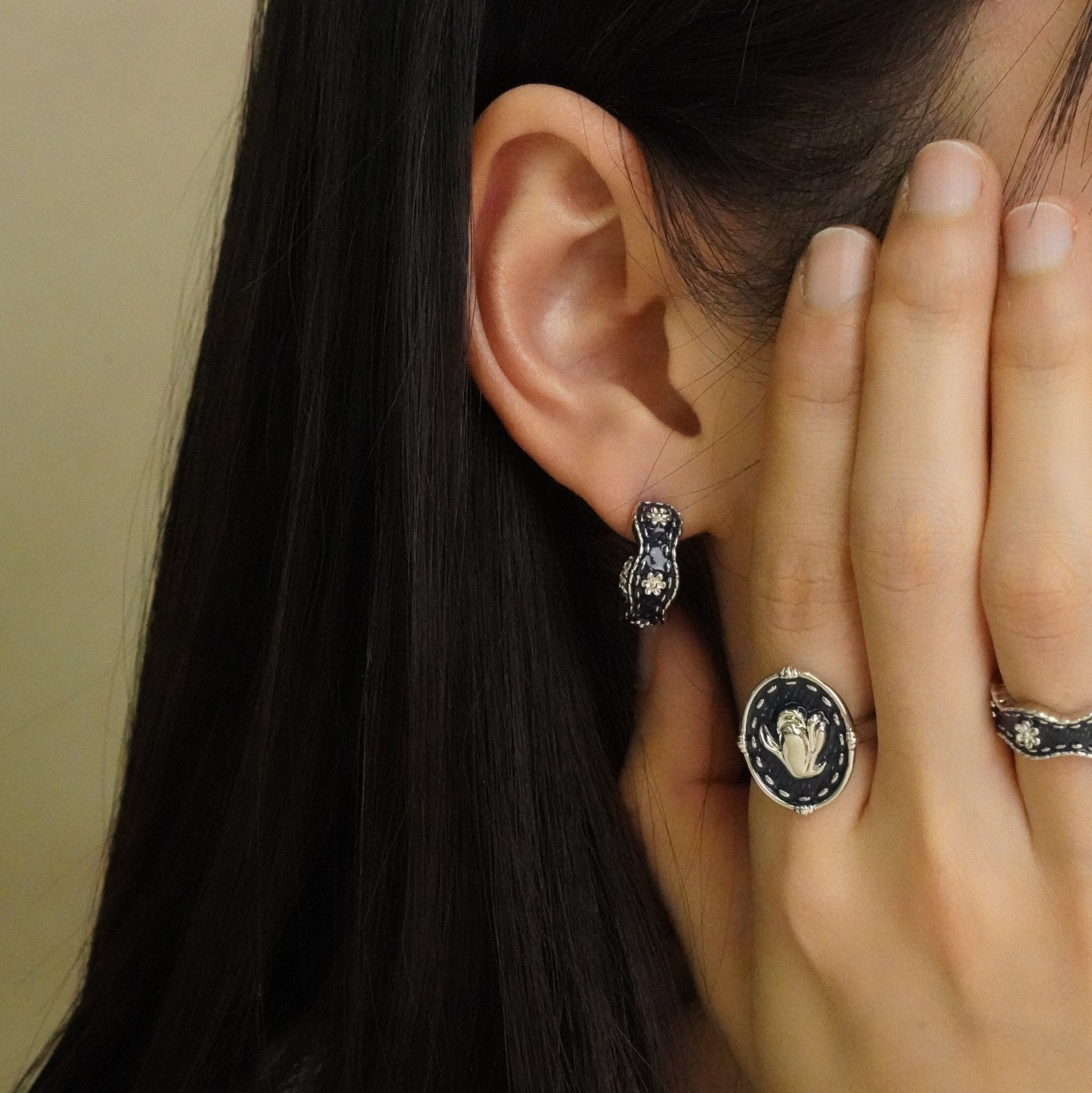 ToneTale Magnolia Flower Tannin Earrings in White Gold | MADAX