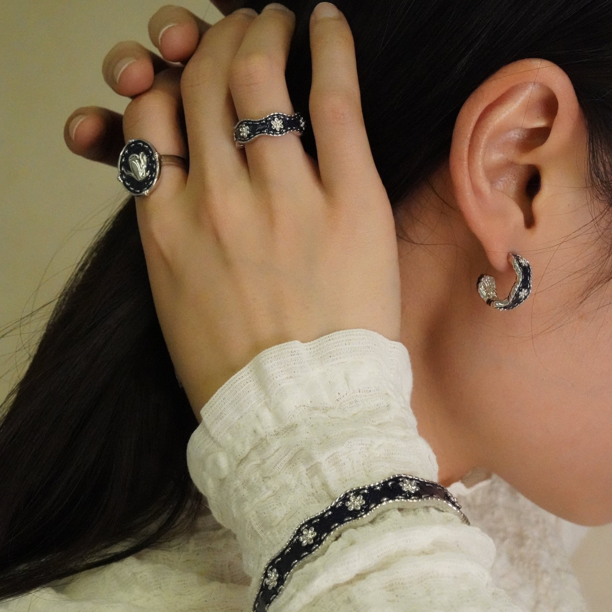 ToneTale Magnolia Flower Tannin Earrings in White Gold | MADAX