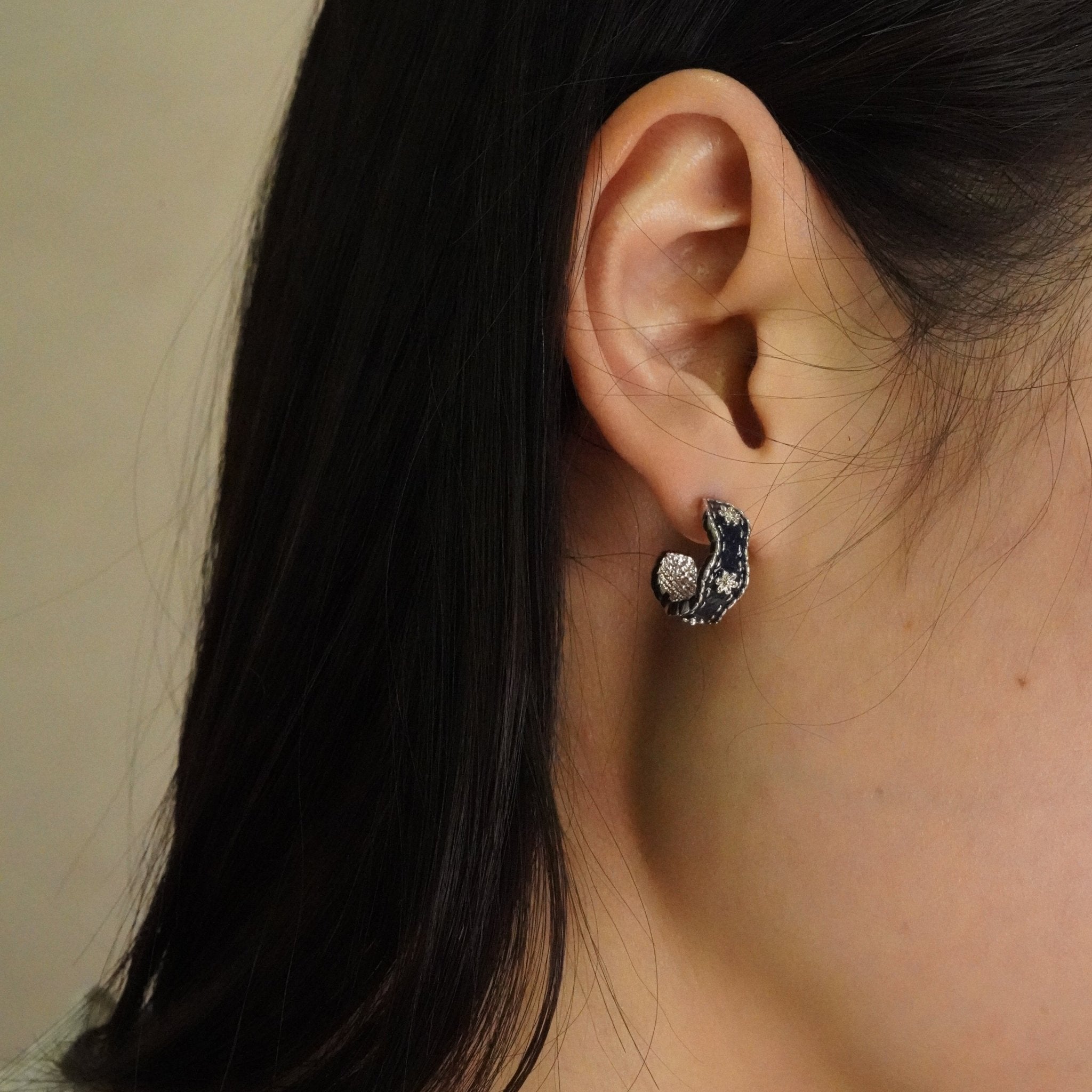 ToneTale Magnolia Flower Tannin Earrings in White Gold | MADAX