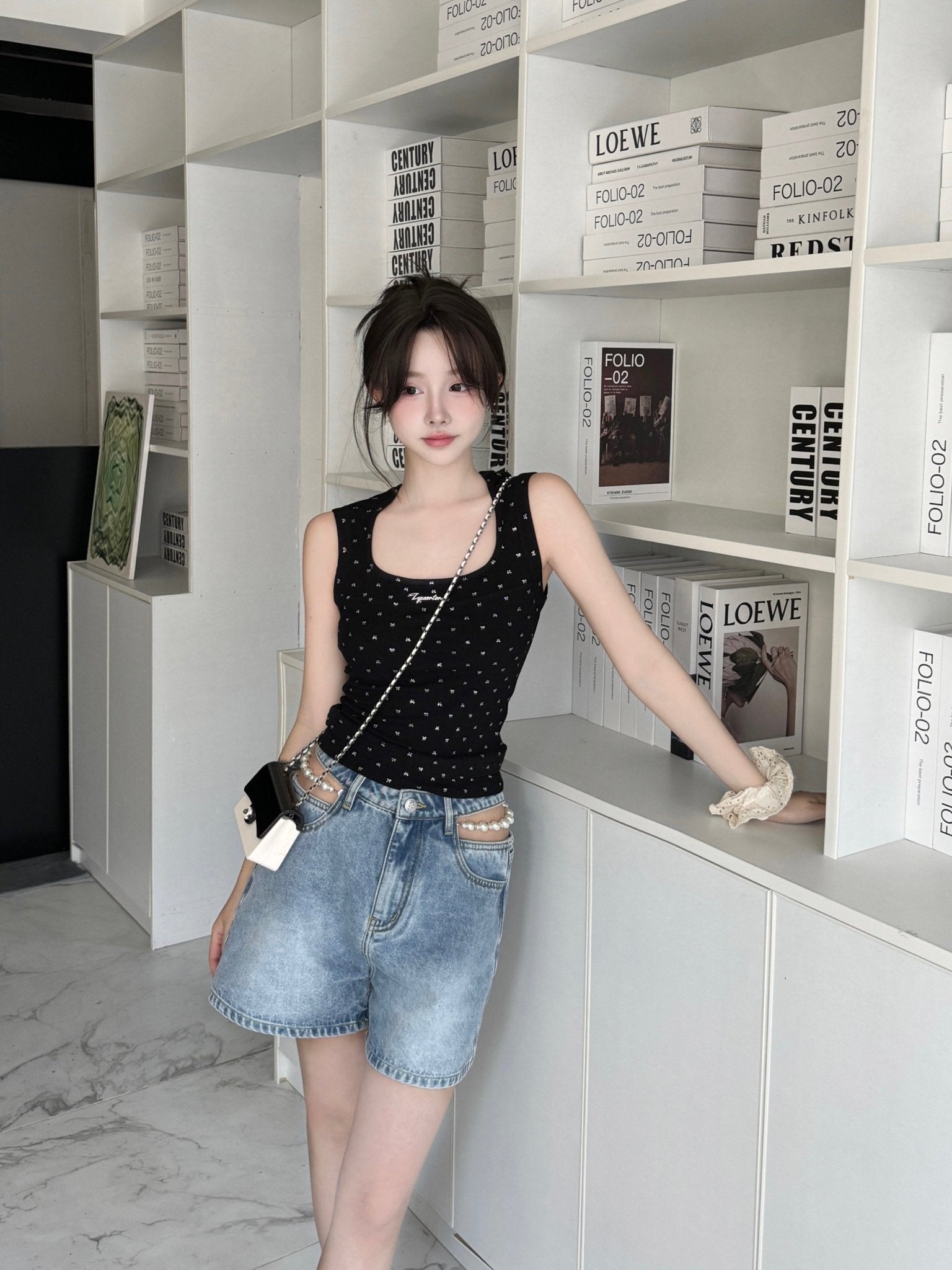 THREE QUARTERS Silver Bow Logo Knit Tank Top Black | MADA IN CHINA