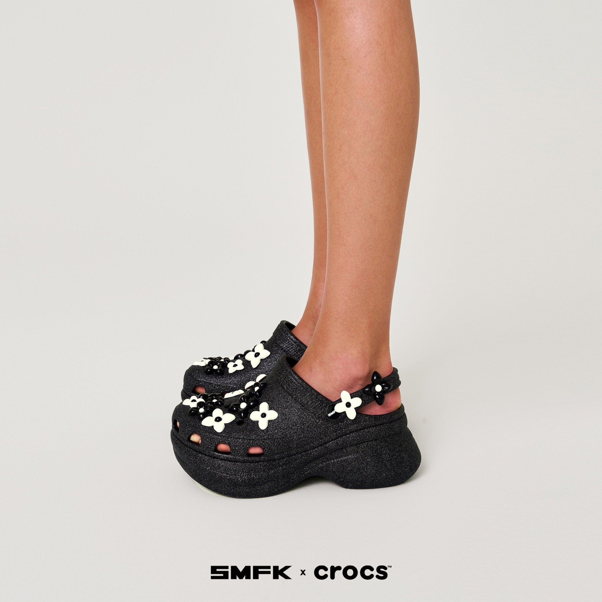 SMFK X CROCS BAE クロッグ ブラック グリッター SMFK X CROCS Bae Clog In Black | MADAX
