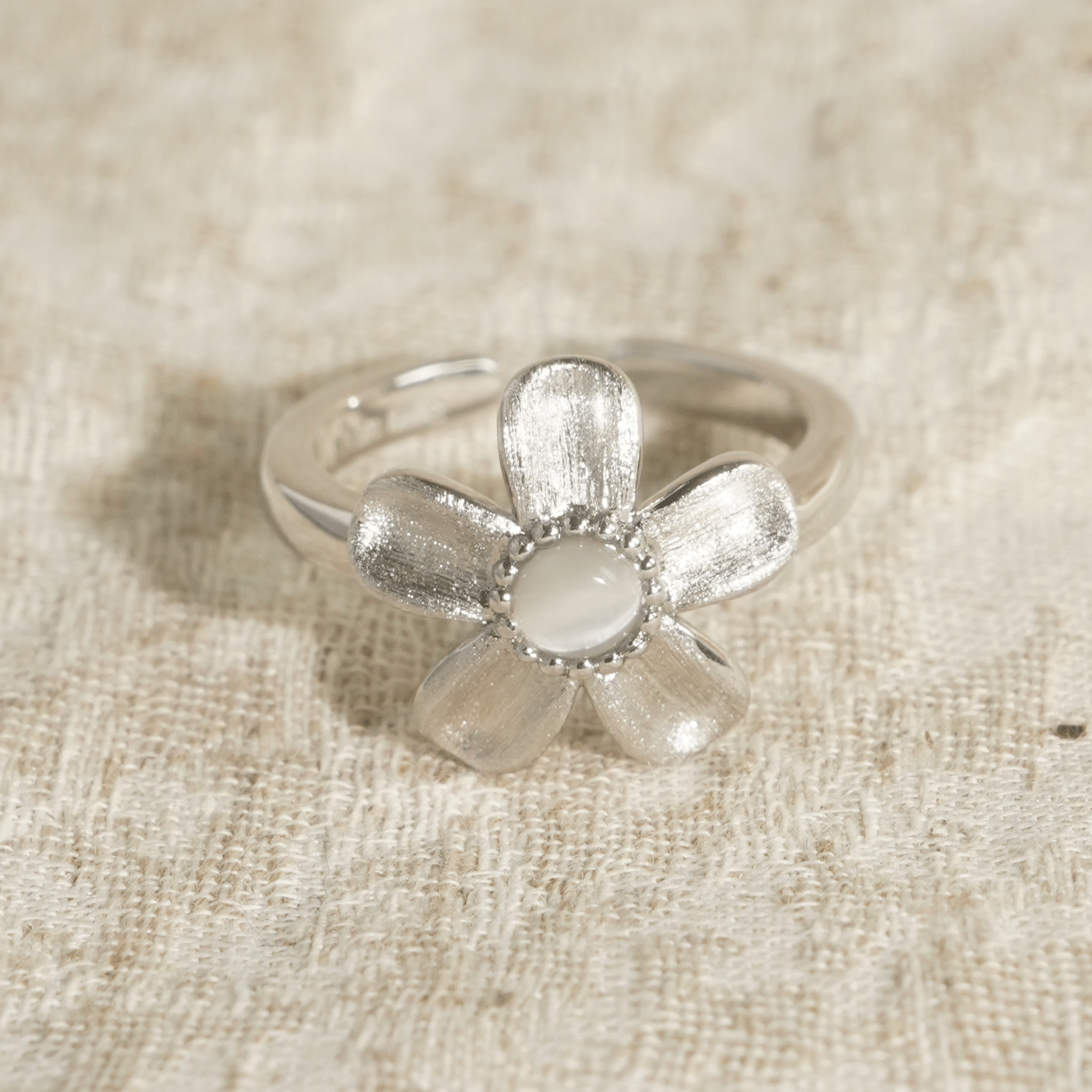 ToneTale Star Flower Shimmer Ring in White Gold | MADAX