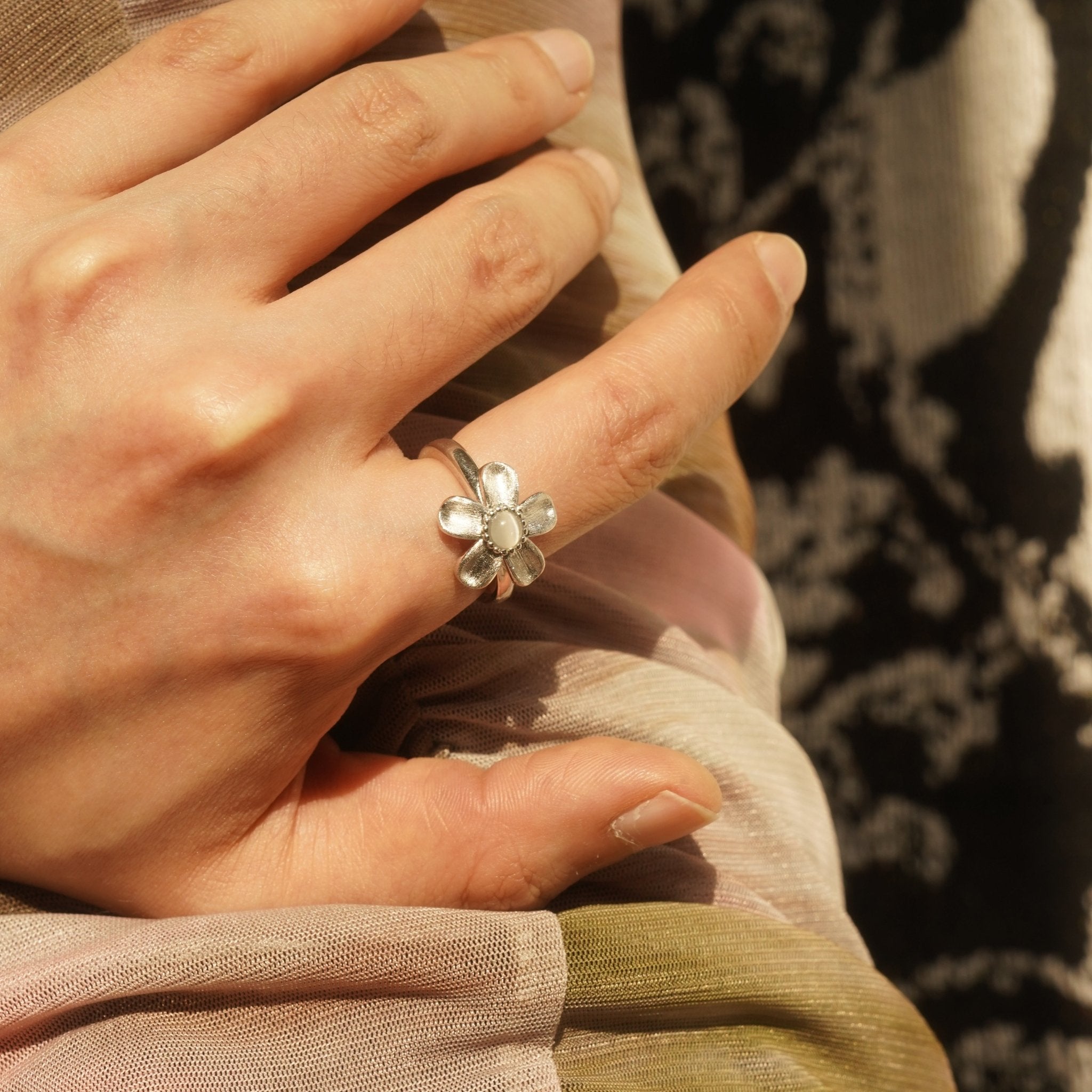 ToneTale Star Flower Shimmer Ring in White Gold | MADAX