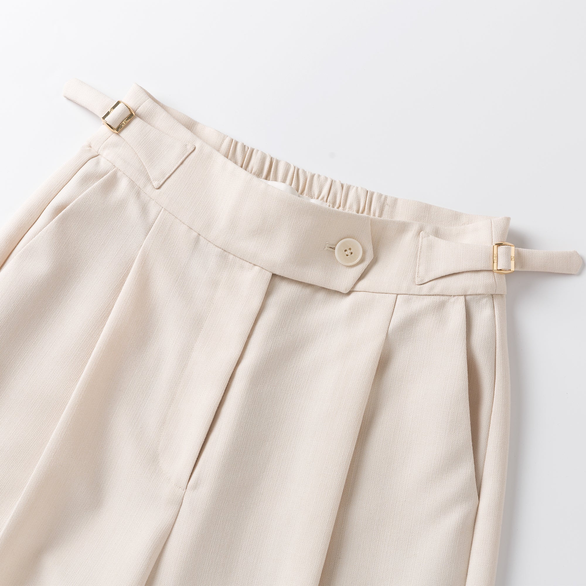 Ther. White Bermuda Shorts | MADA IN CHINA