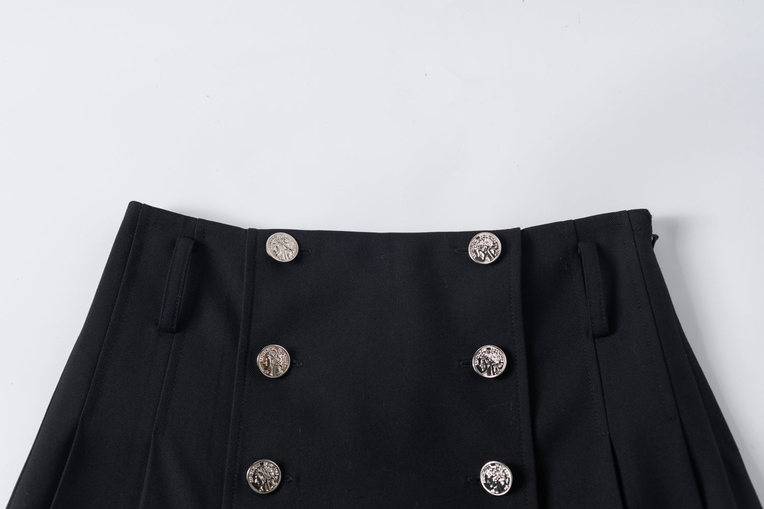 SOMESOWE Black Button Pleated Short Skirt | MADA IN CHINA