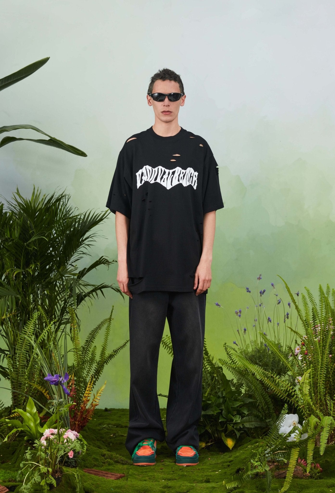 VANN VALRENCÉ Black Ripped Print T-shirt | MADA IN CHINA