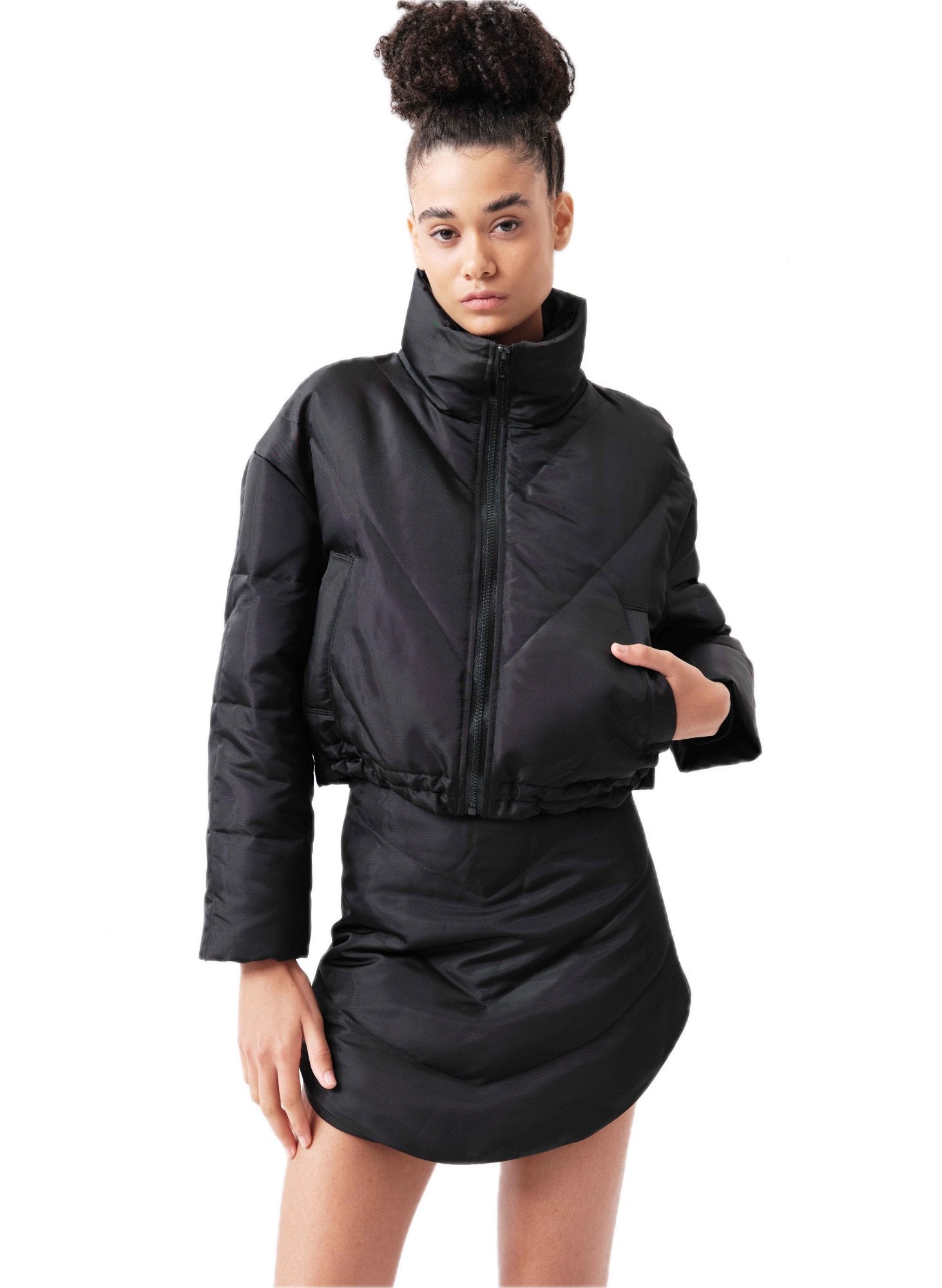 VANN VALRENCÉ Black Short Down Jacket | MADA IN CHINA