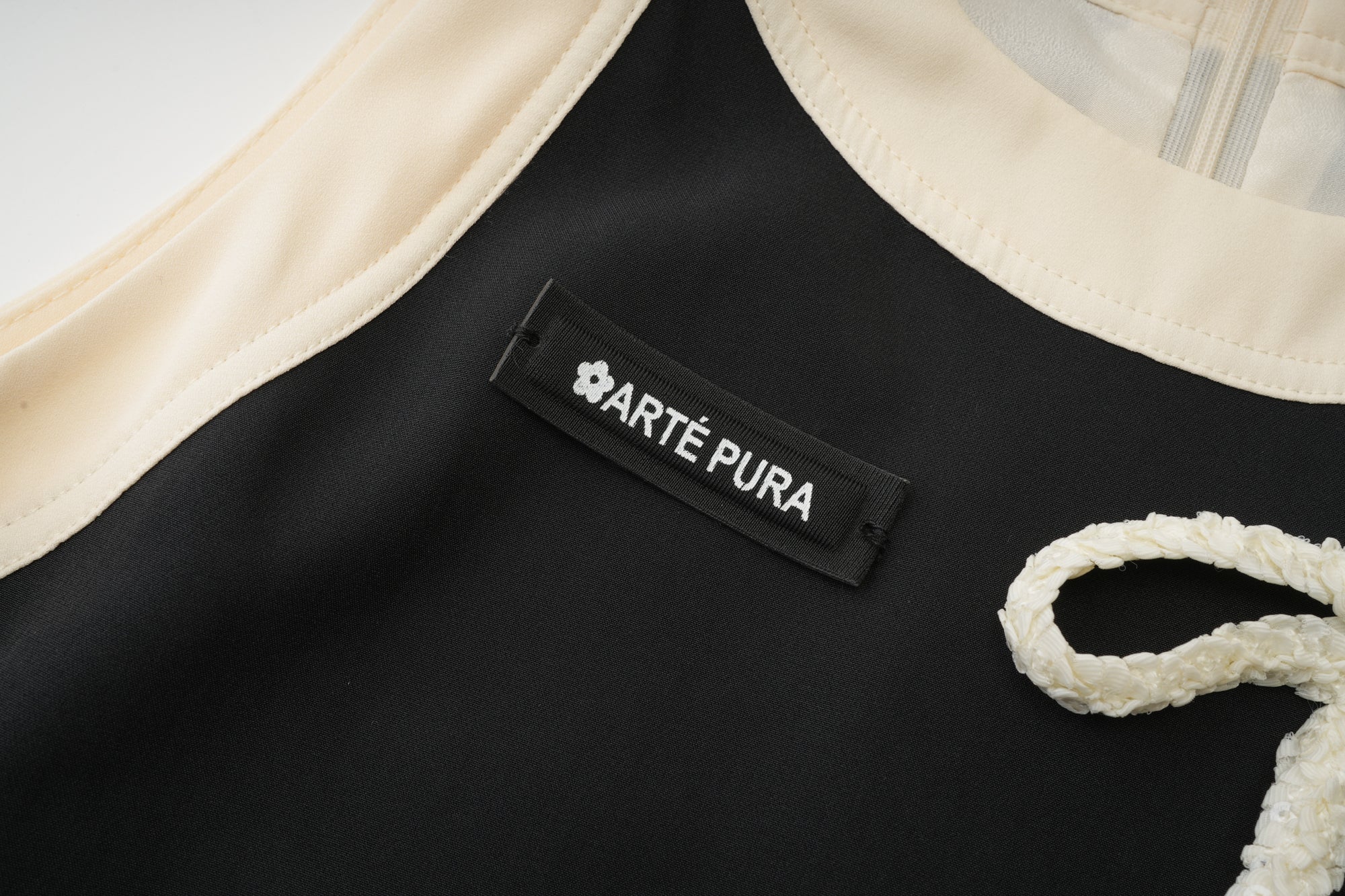 ARTE PURA Black Sleeveless Jumper Skirt With White Bow Tie | MADA IN CHINA