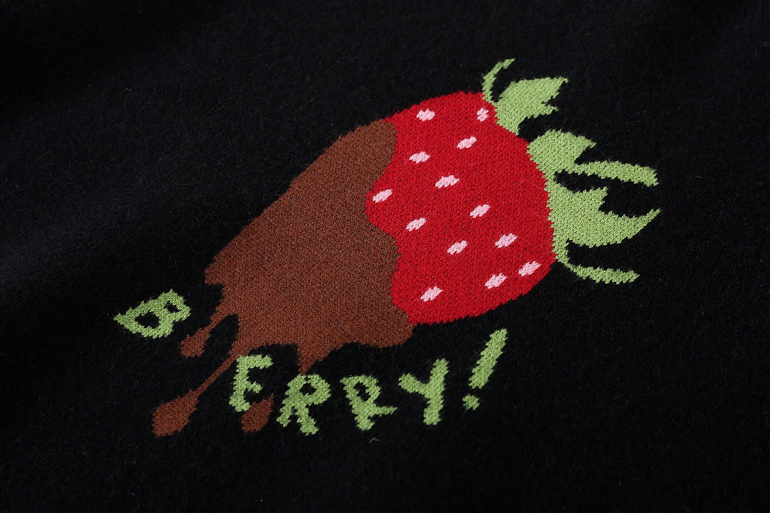 SOMESOWE Black Strawberry Fruit T-shirt | MADA IN CHINA