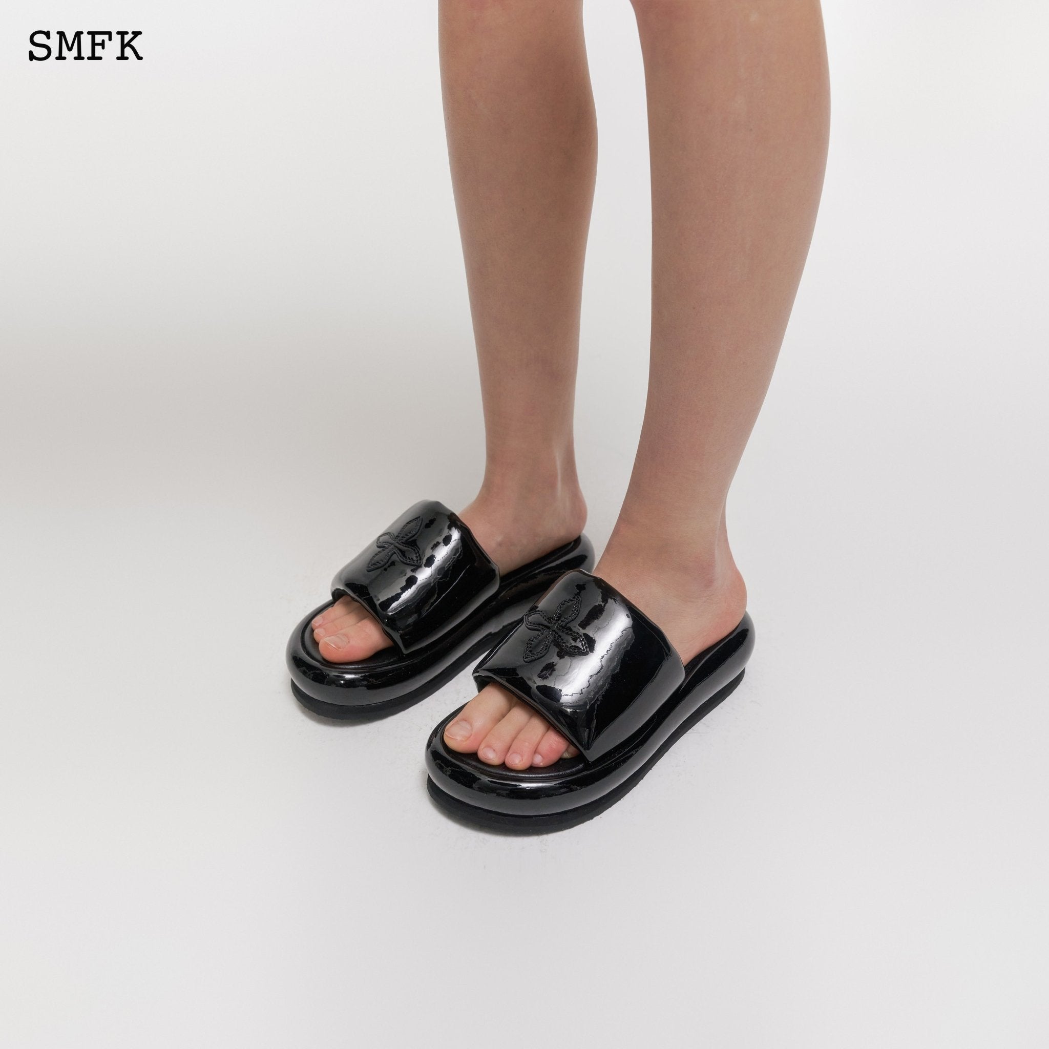 SMFK Compass Black Balloon Slippers | MADA IN CHINA