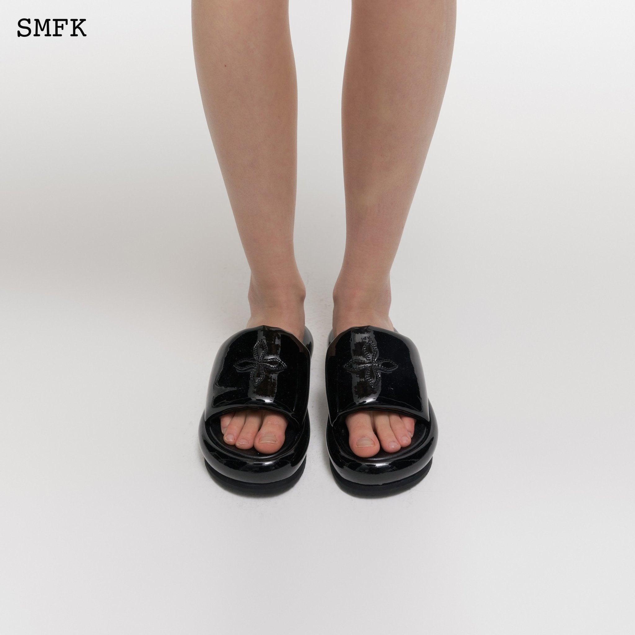 SMFK Compass Black Balloon Slippers | MADA IN CHINA