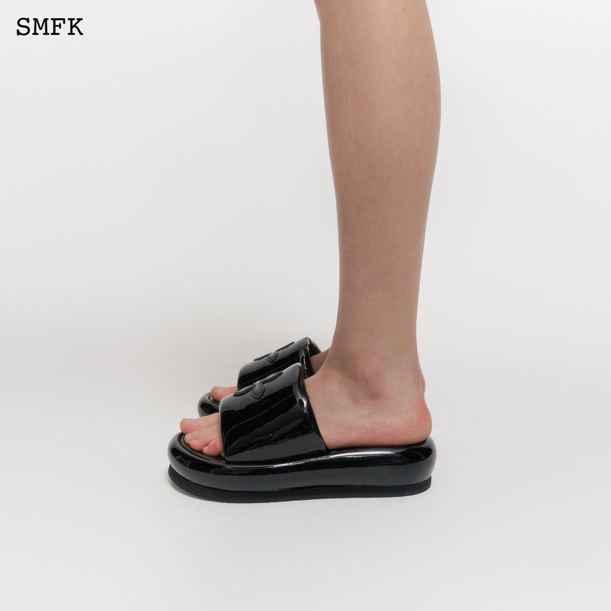 SMFK Compass Black Balloon Slippers | MADA IN CHINA