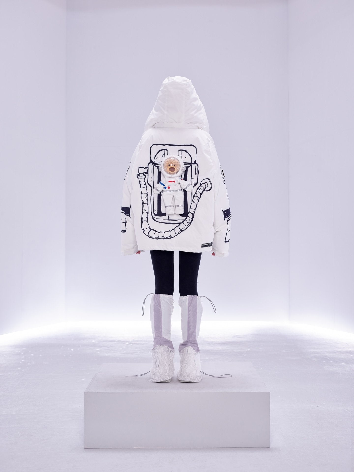 13 DE MARZO NASA Astronaut Teddy Bear Painted Down Jacket White | MADA IN CHINA